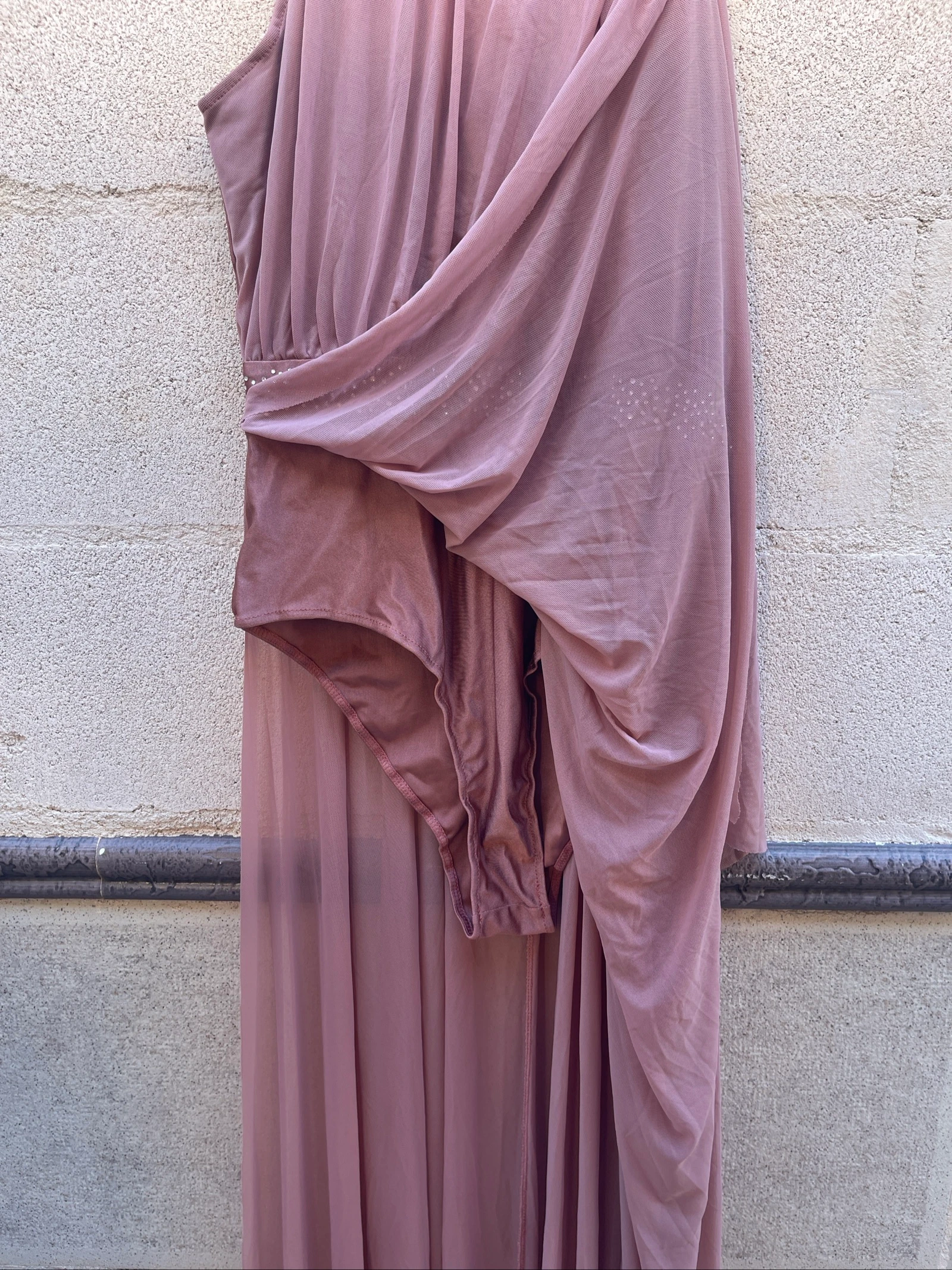 Vestido Largo • Gold Rose • Cuello Halter • Body Interior | Talla L – photo 5